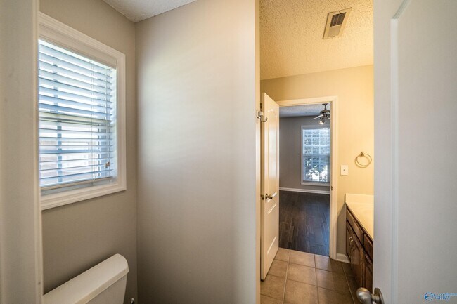 Building Photo - 129 High Noon Ln