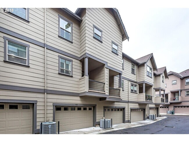 Building Photo - 658 SW Rustica Terrace