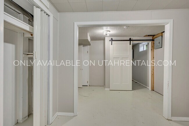 Building Photo - 786 E 350 N