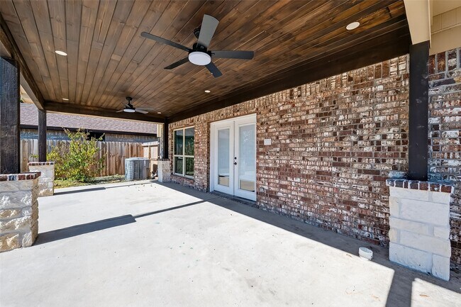 Building Photo - 17634 Huntersglen Cir