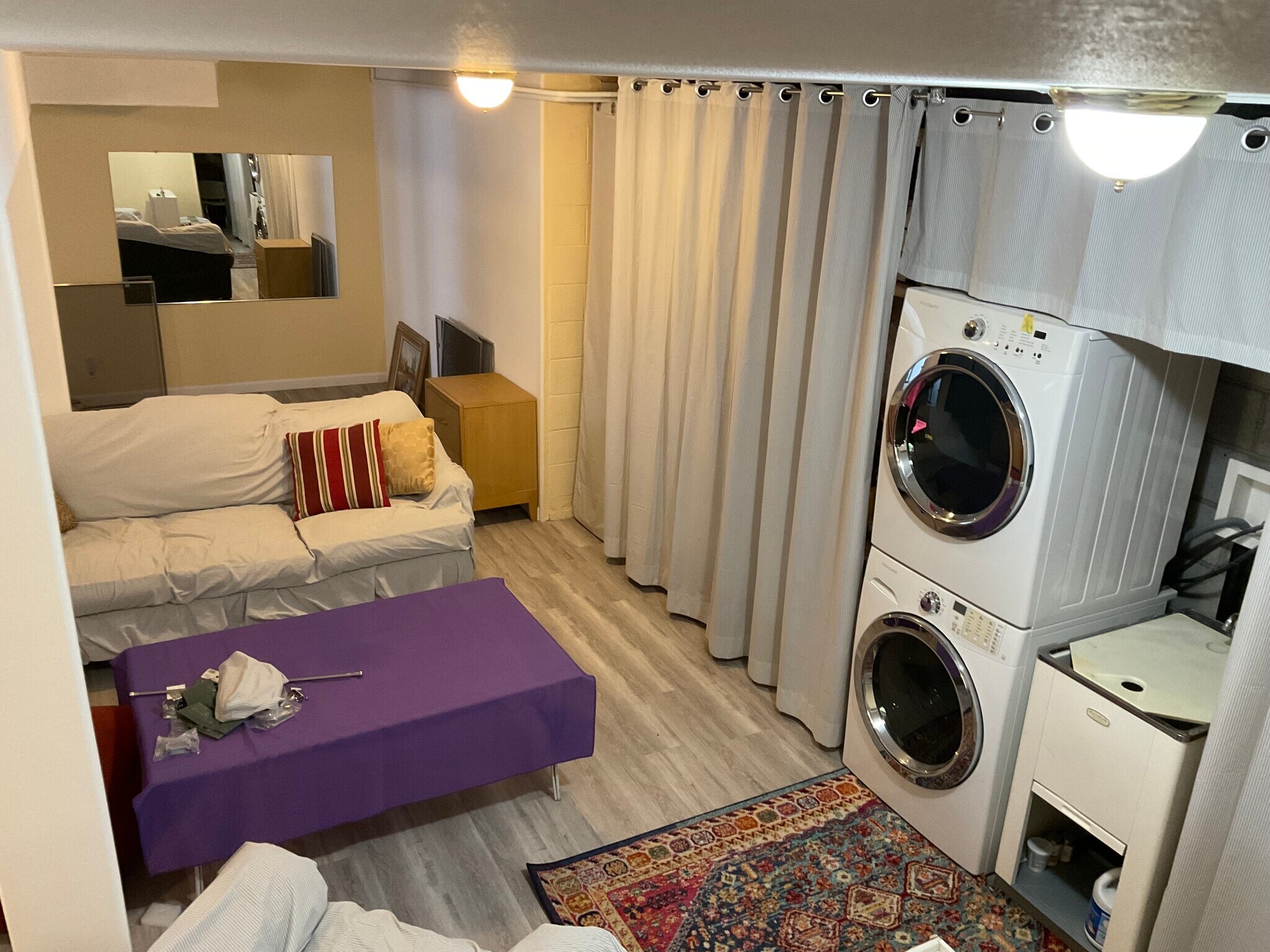 Laundry, lounge extra space and laundry - 418 N Laguna St