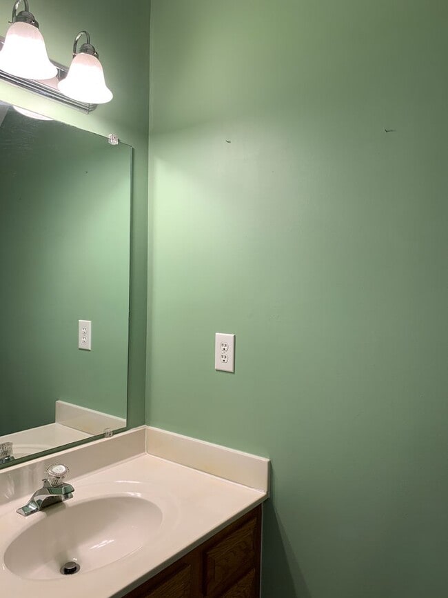 Building Photo - 2 Bedroom 1.5 Bath Townhome in Pleasant Gr...