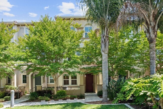 Building Photo - ELEGANTLY APPOINTED TOWNHOME IN TOSCANA PRIVATE & SECURE | NEAR GREENBELT!