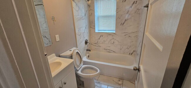 Building Photo - Huge 3-level 6 Bedroom - 2,500 sq/ft!