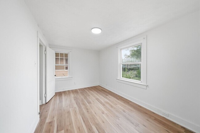 Building Photo - 1211 Emily St