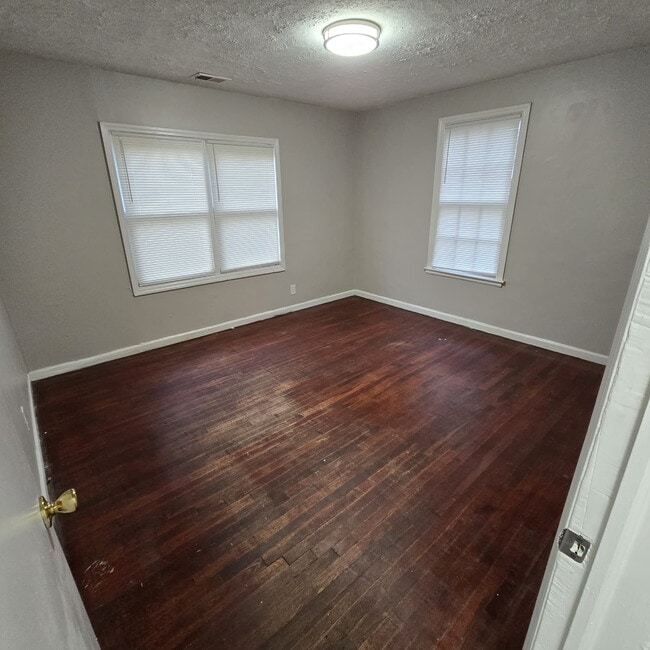 Building Photo - Full brick 3 bedroom, 1 and half bath home with screened in side porch, and an attic for extra st...