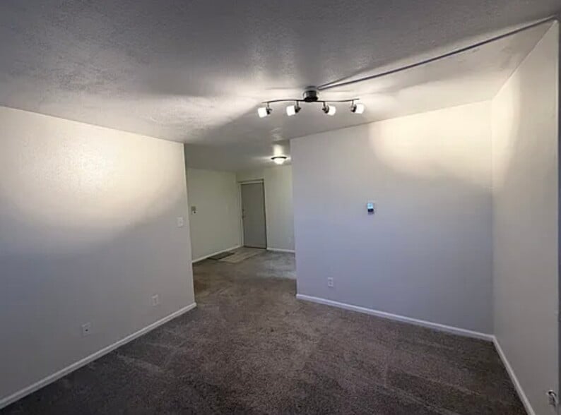Building Photo - 1150 Golden Cir