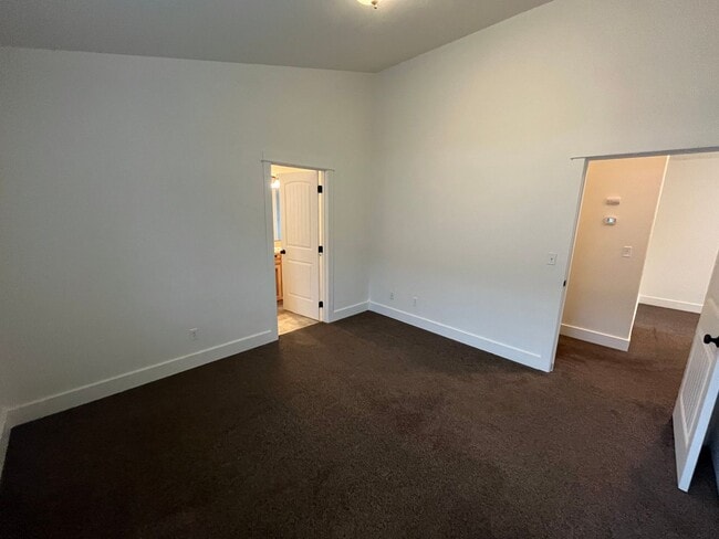 Building Photo - 3 Bed/2.5 Bath Single Family Home Close to the Old Mill