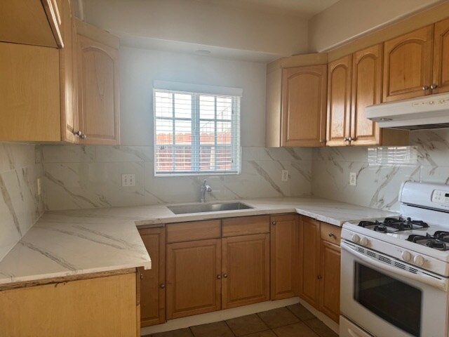 Building Photo - 1231 Saticoy St