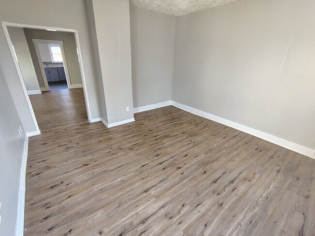 Building Photo - 515 Crawford St