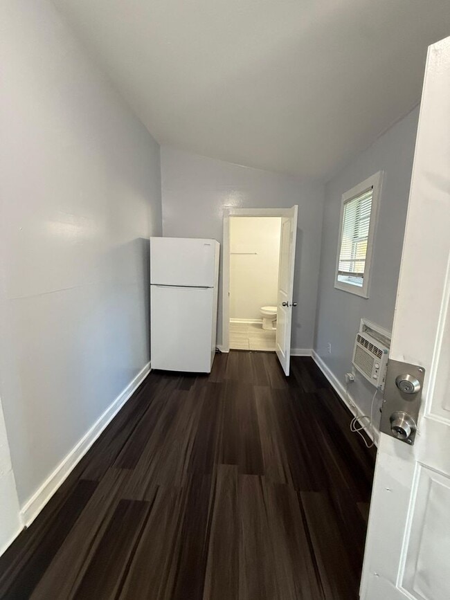 Building Photo - 1347 W 5th St