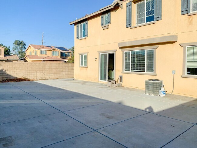 Building Photo - Large 5-Bedroom Home in the Heart of Lake ...