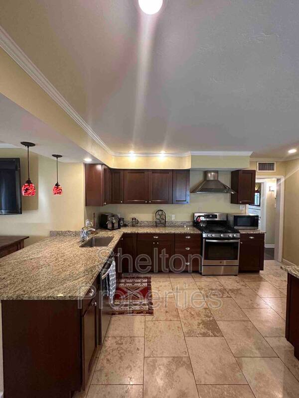 Building Photo - 2026 N Laurel Ave