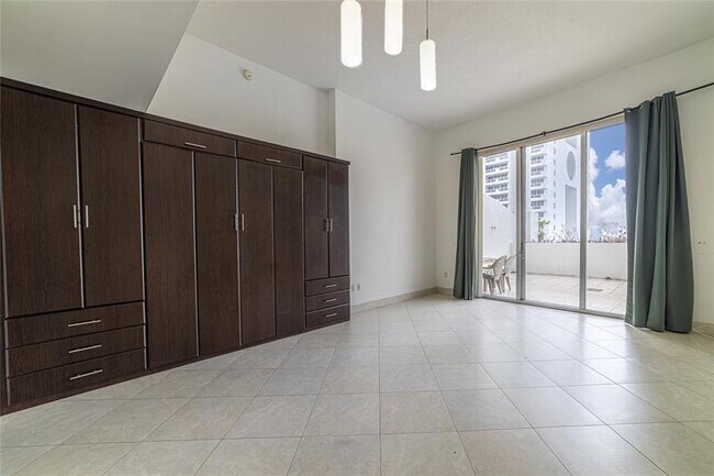 Building Photo - 1750 N Bayshore Dr