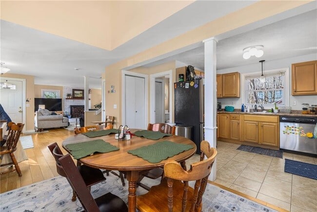 Building Photo - 1059 E Shore Rd