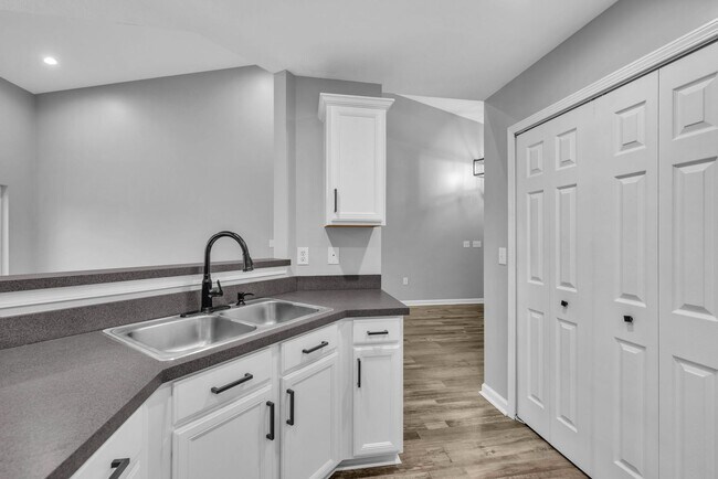 Building Photo - Move-in Ready Townhome in heart of Spring Hill