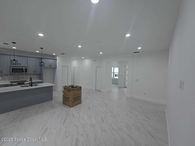 Building Photo - 3119 Halcomb Ave SE