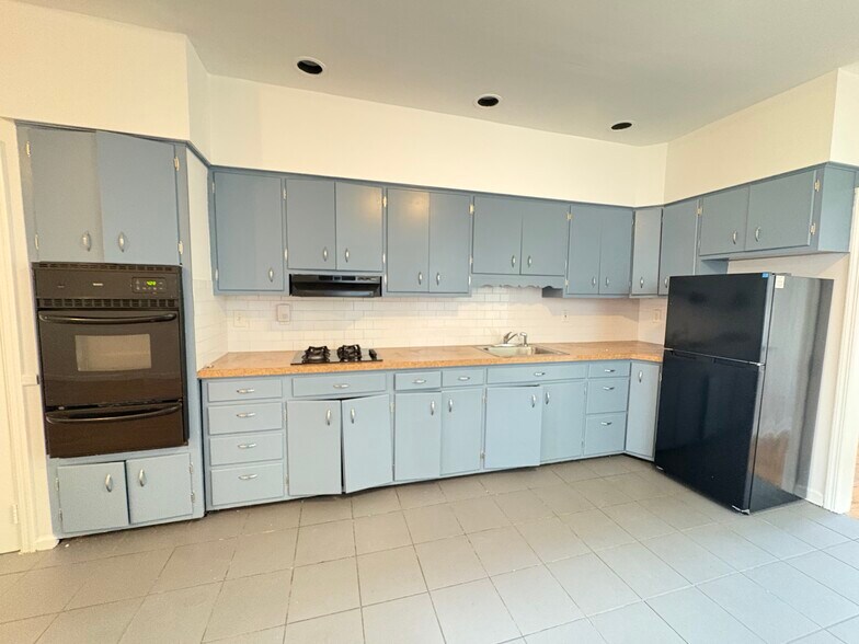 Building Photo - 400 Woodlawn Ave