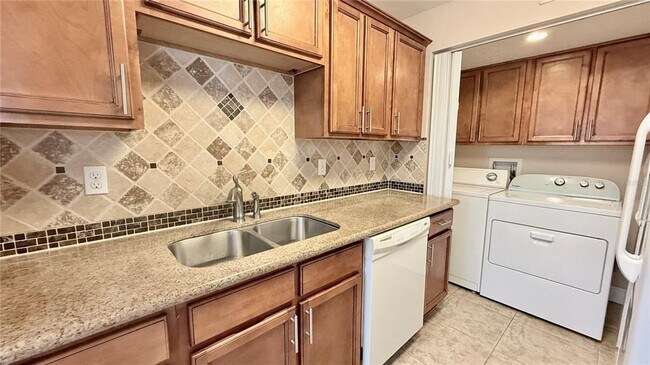 Building Photo - 524 Orange Dr