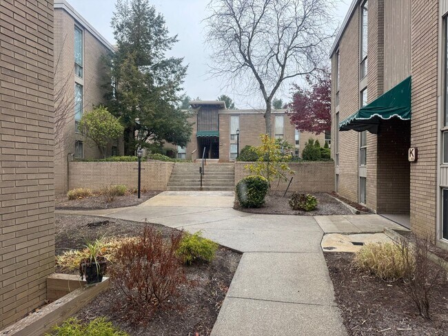 Building Photo - Charming 2-Bedroom Property (Water, Trash and Recycling and Sewer taken care by HOA)