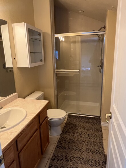 Building Photo - 15074 Lindark St