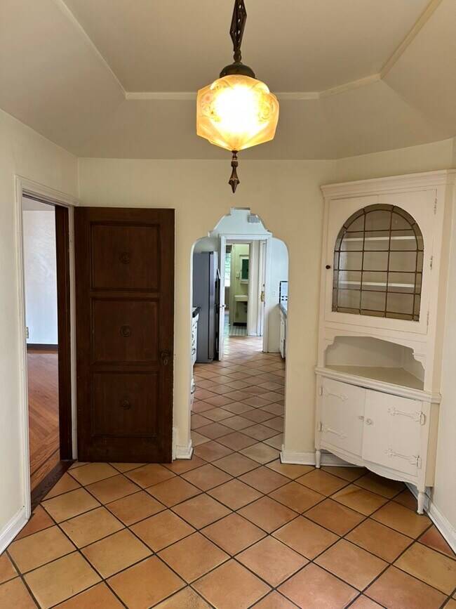 Kitchen Nook - 1222 S Sherbourne Dr