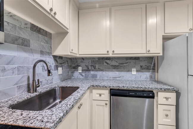 Building Photo - 1311 Antoine Dr