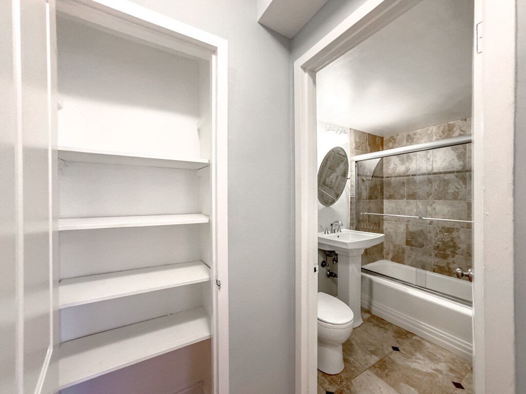 Building Photo - 450 W Wellington Ave