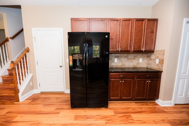 Building Photo - Amazing 4 bedrooms, 2.5 baths 2-story home in Clemmons w/ 2 car garage/fenced in backyard