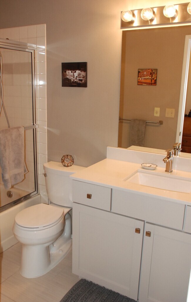 Full guest bathroom - 6210 14th Ave NW
