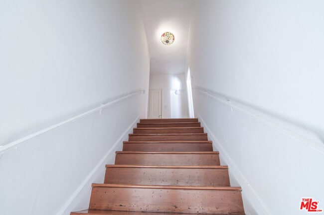 Building Photo - 1215 S Alfred St