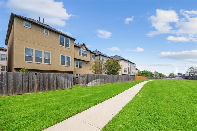 Building Photo - 10208 Spring Shadows Park Cir