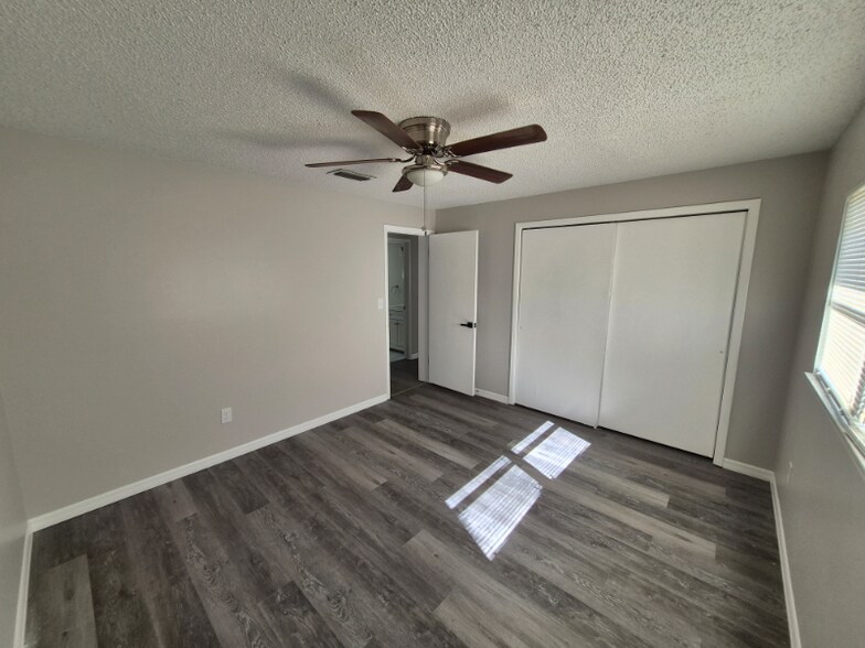 Building Photo - 2131 W Greenway Pl