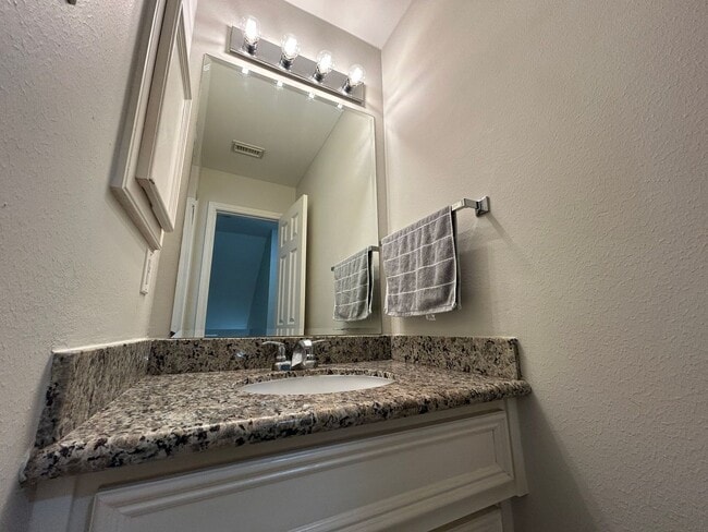 Building Photo - Beautiful 2 bedroom 1.5 bath townhome