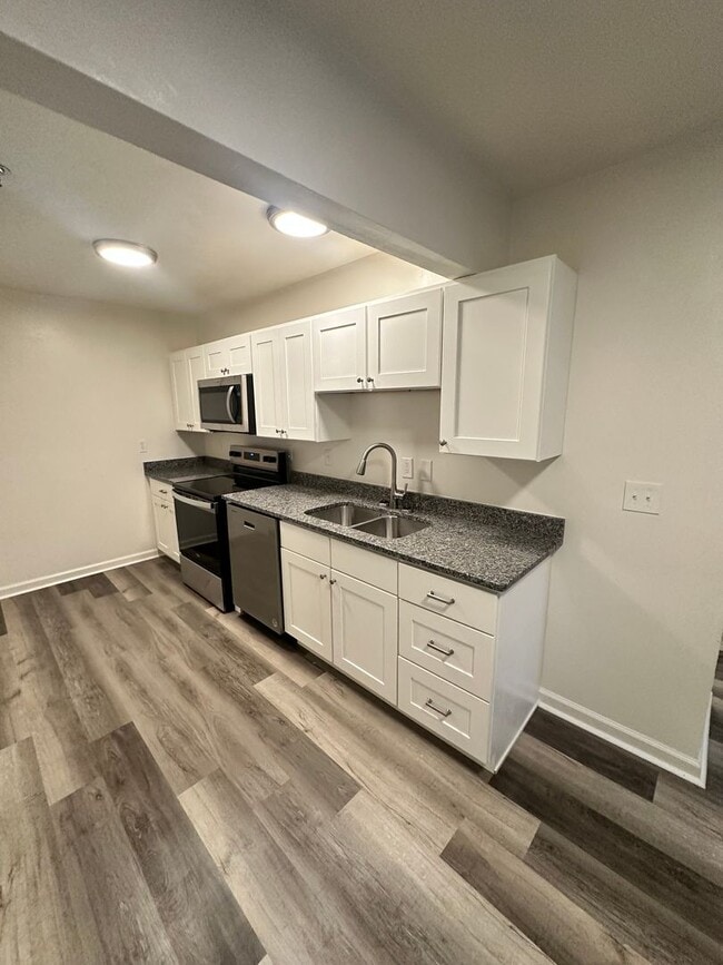 Building Photo - 1 Bedroom Available Collegiate Court  (SUB...