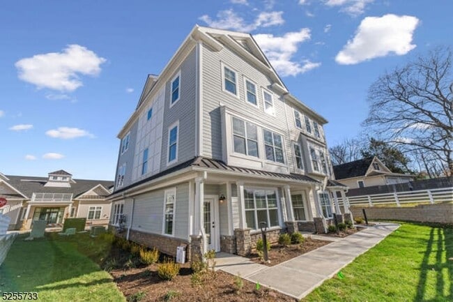 Building Photo - 17 Parker Lane