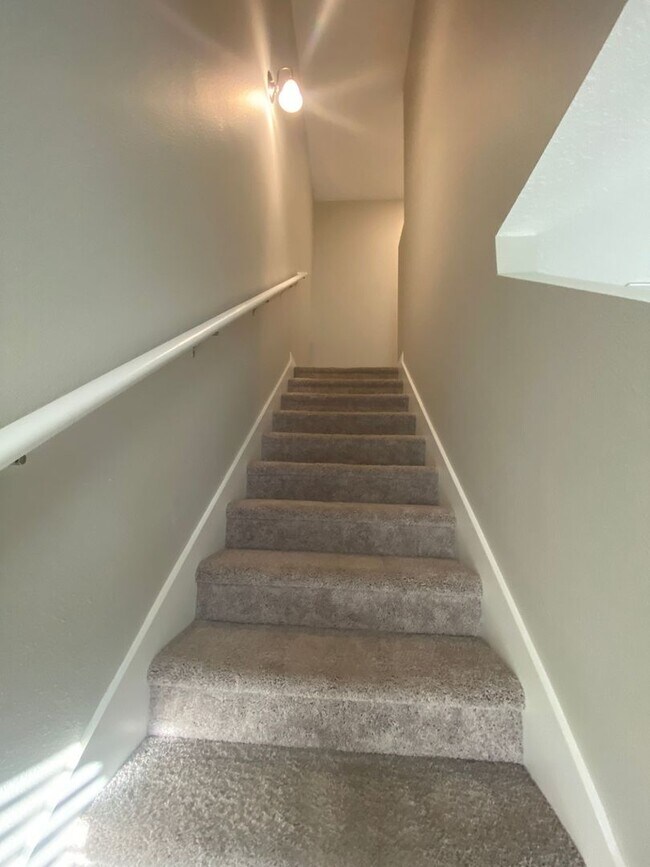 Building Photo - 3 Bedroom 2.5 Bath Townhouse in Davenport ...