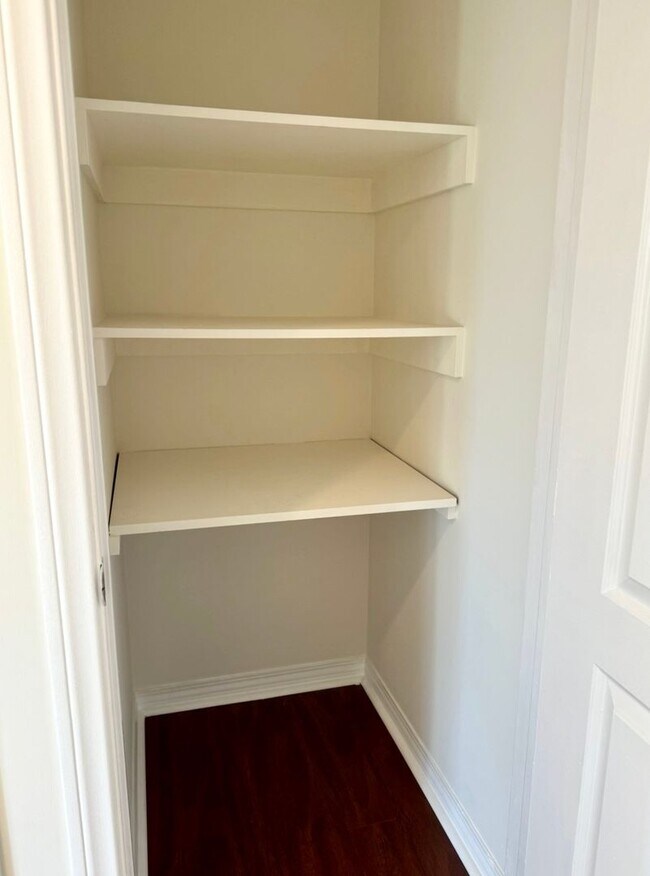 Building Photo - Spacious 2 bedroom condo in Van Nuys