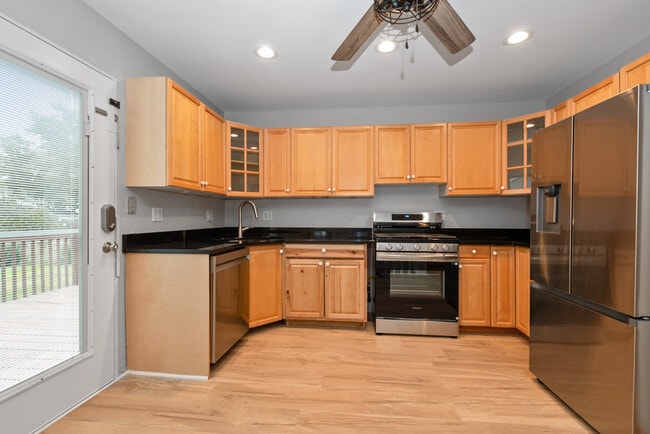 Building Photo - 8818 Fairway Dr