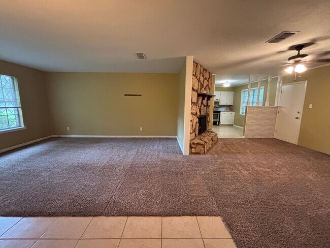 Building Photo - Corner lot in Southern Hills... Lawn included with rent.