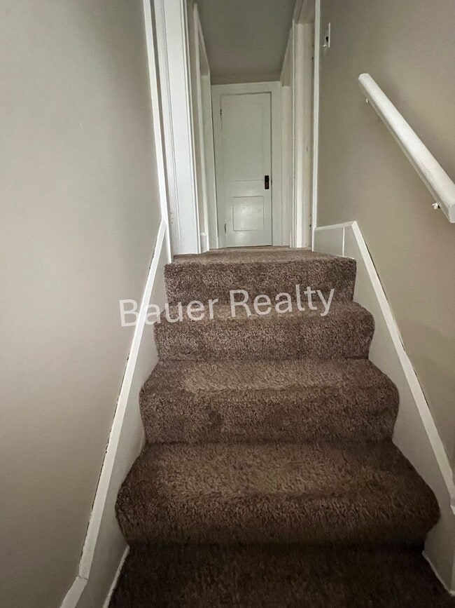 Building Photo - Charming 3 Bedroom Home