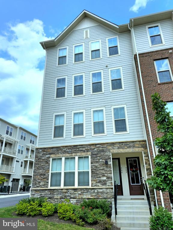 Building Photo - 902 California Dr