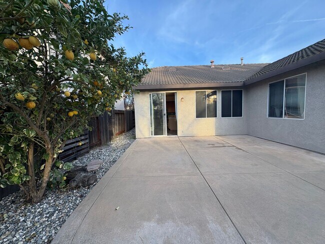 Building Photo - Lovely 4bed/2bath Home in West Sacramento