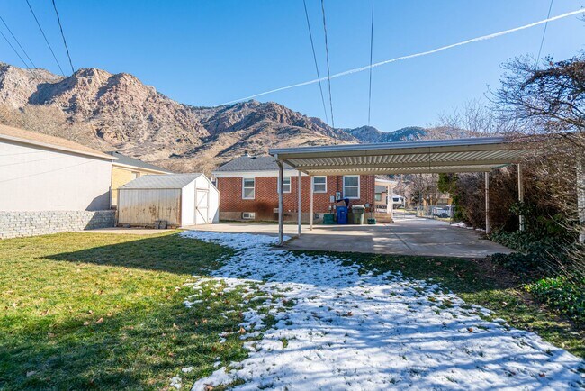 Building Photo - 3 Bed 1.5 Bath Updated Home with Private Fenced Backyard and Mountain Views