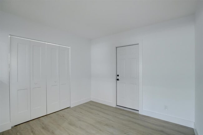 Building Photo - 2155 NE 56th Ct