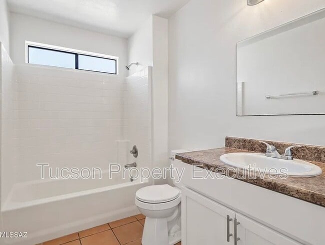 Building Photo - 1107 W Sonora St