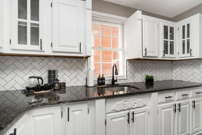 Building Photo - Updated 3BR Home – Walk to Lehigh & Downto...