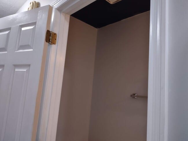 Building Photo - 2 bedroom 1.5 bath condo near ETSU