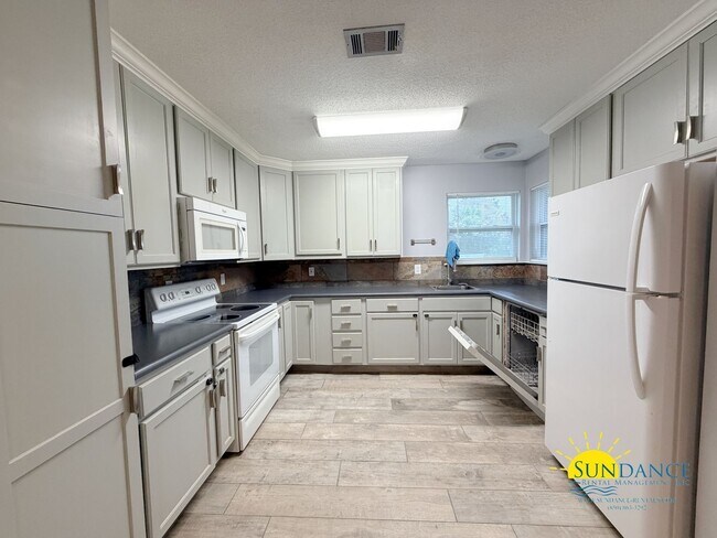 Building Photo - Stunning 3 Bedroom Home in Mary Esther-Near Hurlburt Field AFB!