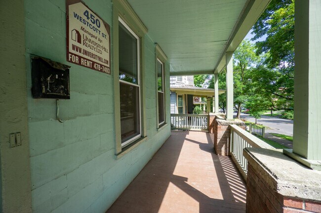 Building Photo - Close to Shops, Eateries and Buses - Avail...
